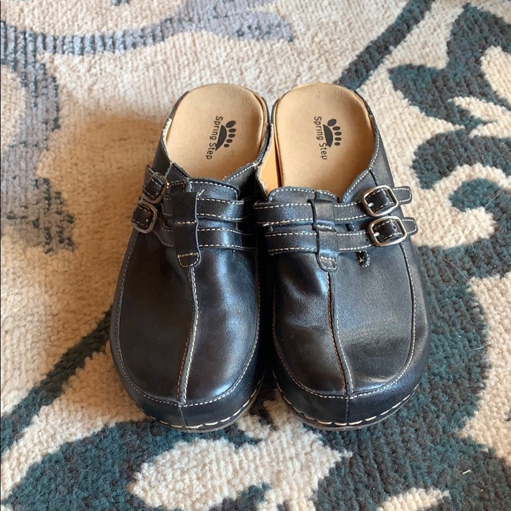 Spring step black slip on